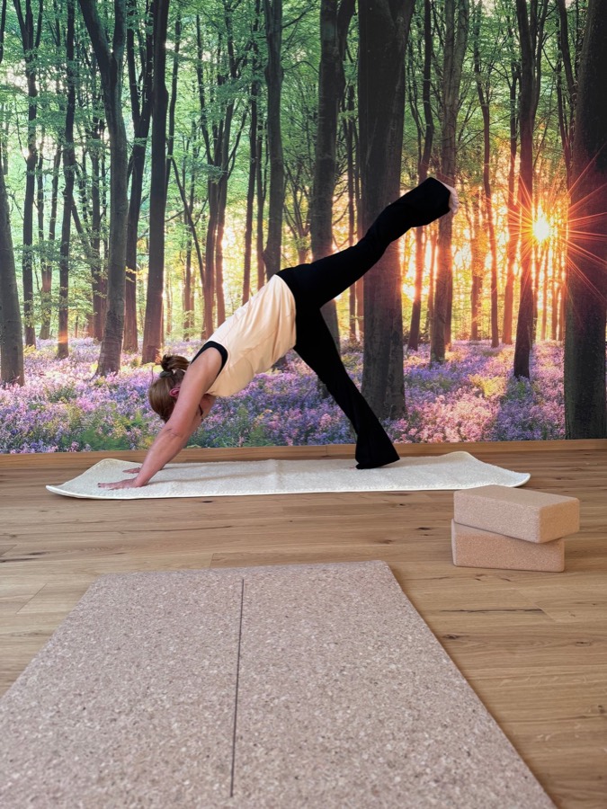 Yogaraum mit Waldmotiv an der Wand