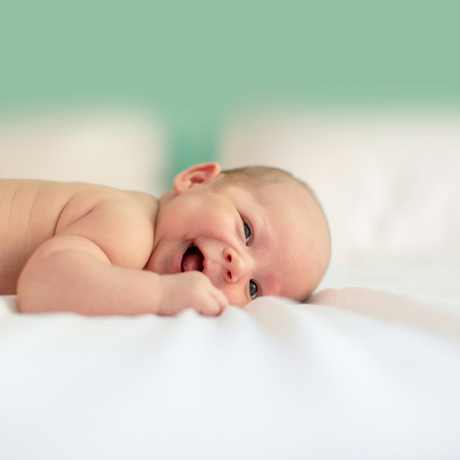 Baby auf einer Decke